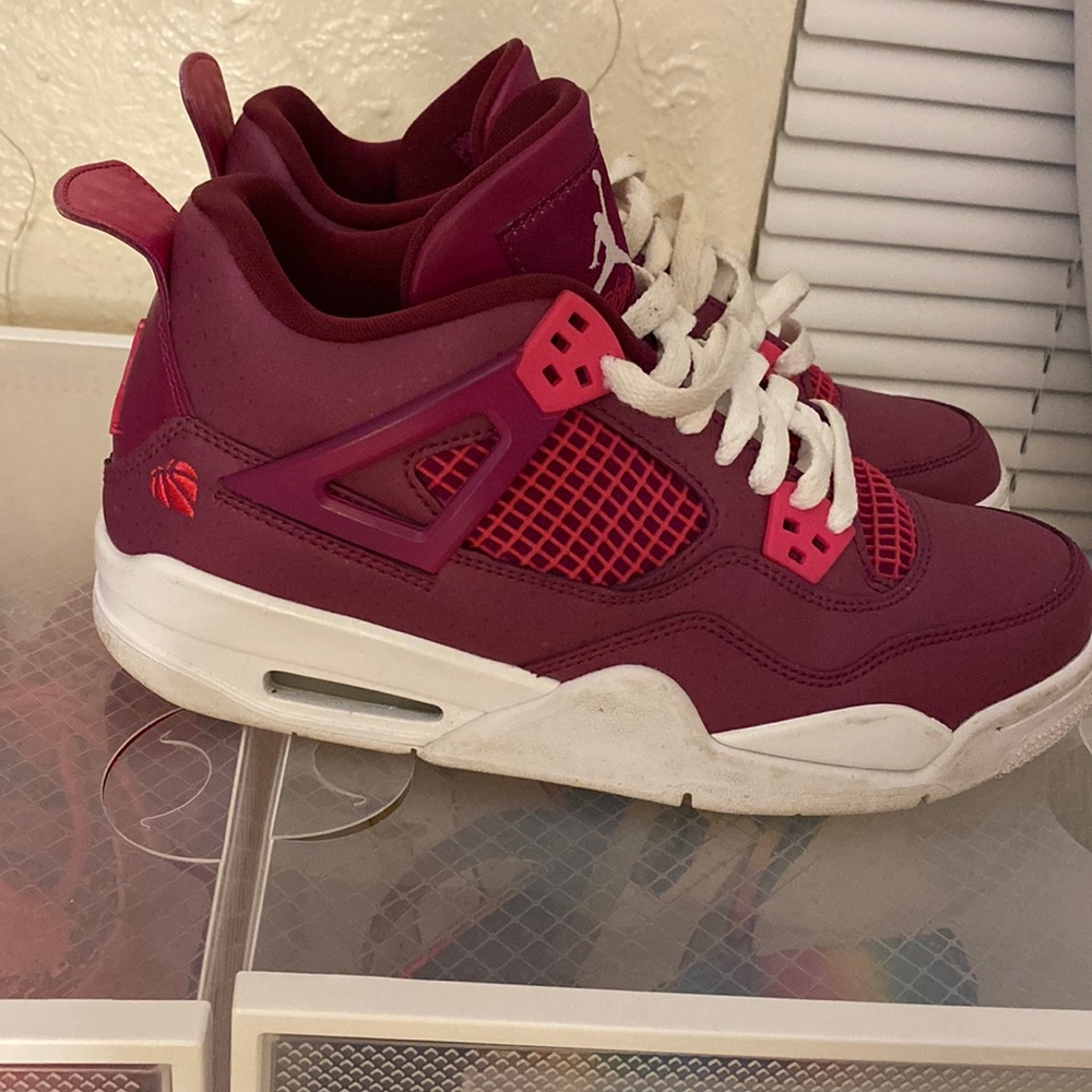 The color is purple the size is 6,5